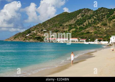 Frankreich Guadeloupe Saint Martin Grand Case Grand Case Bay junge Frau trägt ein weißes Kleid zu Fuß am Strand der Bucht mit Stockfoto