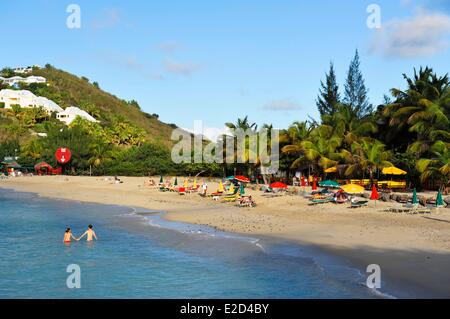 Frankreich Guadeloupe Saint Martin Anse Väter oder Mönchs Bucht paar im Wasser um die Taille und halten Hände Stockfoto