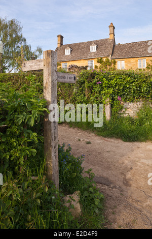 Ein Wegweiser für die Cotswold Weise National Trail in Cotswold Dorf von Holz Stanway, Gloucestershire UK Stockfoto