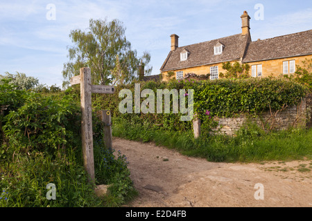 Ein Wegweiser für die Cotswold Weise National Trail in Cotswold Dorf von Holz Stanway, Gloucestershire UK Stockfoto