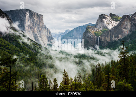 Yosemite Valley mit Half Dome auf der linken Seite mit Wasserfall und Nebel im Yosemite National Park. Stockfoto