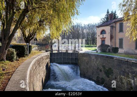 Frankreich-Haute-Garonne-Canal-du-Midi-Bereich aufgeführt als Weltkulturerbe von der UNESCO die Negra-Sperre mit der alten Kapelle Stockfoto