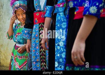 Laos Luang Prabang Porvince Na Wan Dorf Lao Hmong und Djeu Mädchen und Jungen mit ihrer Großmutter Stockfoto