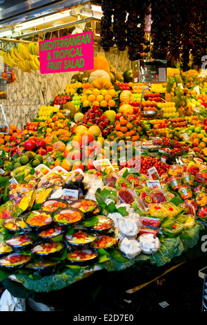 Verkauf der Früchte auf dem Mercat de Sant Josep De La Boquería in Barcelona, Spanien Stockfoto