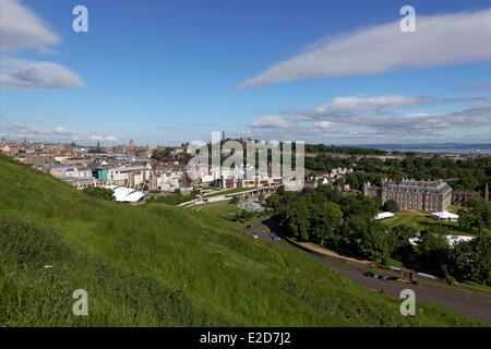 Vereinigtes Königreich Schottland Edinburgh aufgeführt als Weltkulturerbe von UNESCO Calton Hill des schottischen Parlaments und dem Palast der Stockfoto