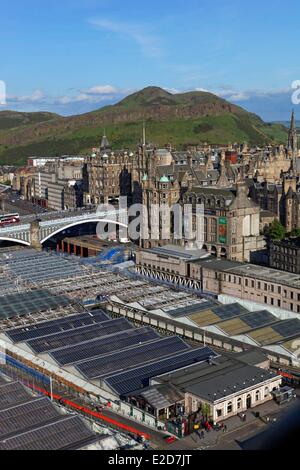Vereinigtes Königreich Schottland Edinburgh Weltkulturerbe von UNESCO Waverley Station North Bridge und Holyrood Park in der Stockfoto