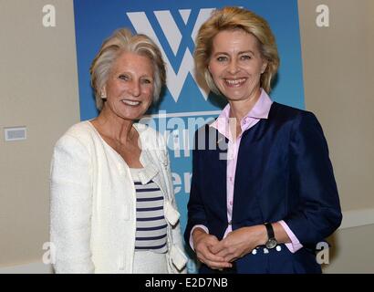 Washington, DC, USA. 18. Juni 2014. Bundesminister der Verteidigung Ursula von der Leyen (CDU R) trifft ehemaliges Mitglied des Kongresses Jane Harman Wilson Center in Washington, DC, USA, 18. Juni 2014. Foto: Britta Pedersen/Dpa/Alamy Live News Stockfoto