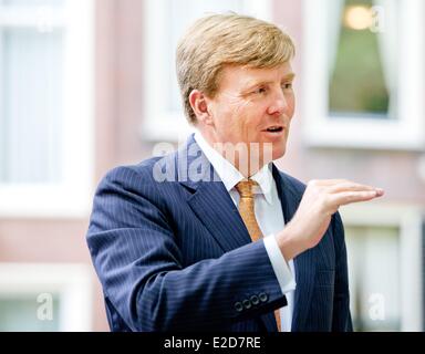 Den Haag, Niederlande. 17. Juni 2014. König Willem-Alexander der Niederlande eröffnet die Ausstellung "Pracht - französischen Skulptur Kunst von Laurens bis jetzt" an der Lange Voorhout in den Haag, Niederlande, am 17. Juni 2014. © Dpa picture-Alliance/Alamy Live News Stockfoto