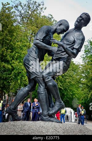 Den Haag, Niederlande. 17. Juni 2014. König Willem-Alexander der Niederlande eröffnet die Ausstellung "Pracht - französischen Skulptur Kunst von Laurens bis jetzt" an der Lange Voorhout in den Haag, Niederlande, am 17. Juni 2014. © Dpa picture-Alliance/Alamy Live News Stockfoto