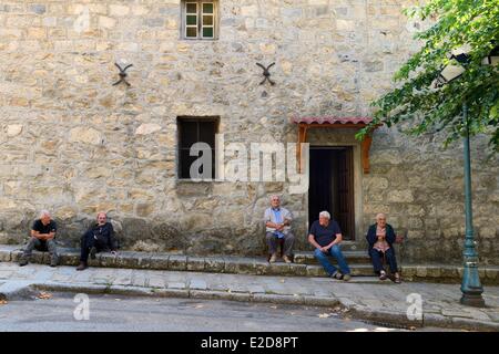 Frankreich, Corse du Sud, Alta Rocca, Sainte Lucie de Tallano (Santa Lucia di Tallà), Männer reden vor der Dorfkirche Stockfoto