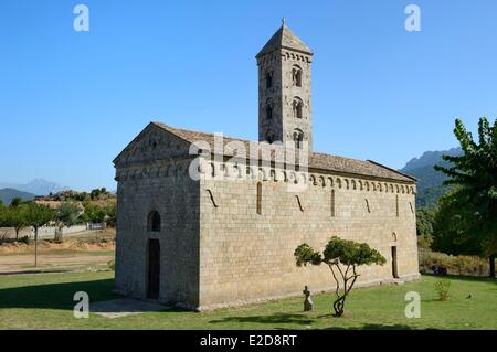 Frankreich, Corse du Sud, Alta Rocca, Carbini, die Kirche Saint Jean-Baptiste und der Campanile (Glockenturm), das Dorf war das Herzstück der Giovannali häretische Bewegung Stockfoto