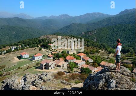 Frankreich, Corse du Sud, Alta Rocca, Carbini, die Kirche Saint Jean-Baptiste und der Campanile (Glockenturm), das Dorf war das Herzstück der Giovannali häretische Bewegung Stockfoto