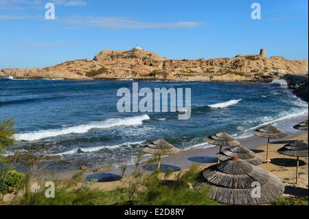 Frankreich, Haute Corse, Balagne, l ' Ile Rousse, Pietra Leuchtturm und Genueser Turm aus dem 15. Jahrhundert hinter dem Strand Stockfoto