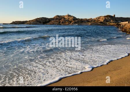 Frankreich, Haute Corse, Balagne, l ' Ile Rousse, Pietra Leuchtturm und Genueser Turm aus dem 15. Jahrhundert hinter dem Strand Stockfoto