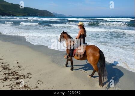 Frankreich, Haute Corse, Nebbio, Agriates Wüste, Peraiola Cove, Reiter am Strand von Ostriconi Stockfoto
