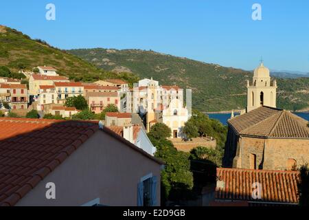 Frankreich, Corse du Sud, Cargese, griechisch-katholische Kirche des Heiligen Spyridon (östlichen Ritus oder unierte) in den Vordergrund und die katholische Kirche (lateinische Rite) im Hintergrund Stockfoto