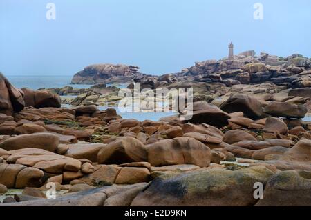 Frankreich Cotes d ' Armor Cote de Granit Rose (rosa Granit Küste) Munitionsdepot Pointe de Squewel und meine Ruz Leuchtturm am Stockfoto