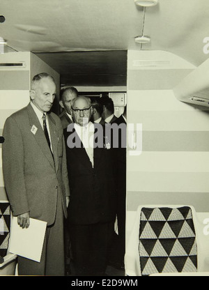 Dieses Foto zeigt das Personal im Convair/General Dynamics Werk in San Diego während des Luft- und Raumfahrtbooms der 1950er Jahre Die Anlage spielte eine entscheidende Rolle bei der Entwicklung von Flugzeugen für militärische und zivile Zwecke. Stockfoto