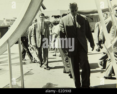 Dieses Foto aus dem San Diego Air and Space Museum (SDASM) zeigt das Personal und die Produktionsstätte von Convair/General Dynamics. Bekannt für den Bau ikonischer Flugzeuge war dieses Werk Mitte des 20. Jahrhunderts für die Luft- und Raumfahrtindustrie von entscheidender Bedeutung. Stockfoto