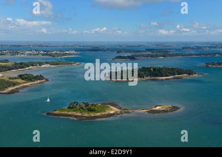 Frankreich Morbihan Golf von Morbihan (Golfe du Morbihan) Le Grand Huernic und Er Runio Insel im Hintergrund die Stadt Larmor Stockfoto