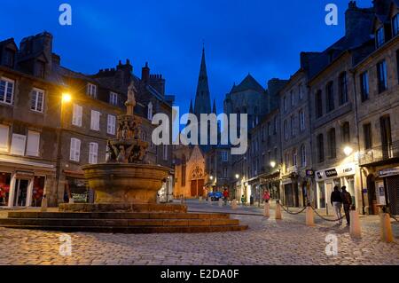 Frankreich Cotes d ' Armor Guingamp der Plomee Brunnen am Platz du Centre und die Straße führt zur Basilika Notre-Dame Stockfoto