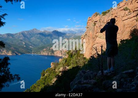 Frankreich, Corse du Sud, Golfe de Porto, Weltkulturerbe der UNESCO, die Buchten von Piana (Calanches de Piana) mit rosa Granitfelsen und den Bussaglia-Strand im Hintergrund Stockfoto