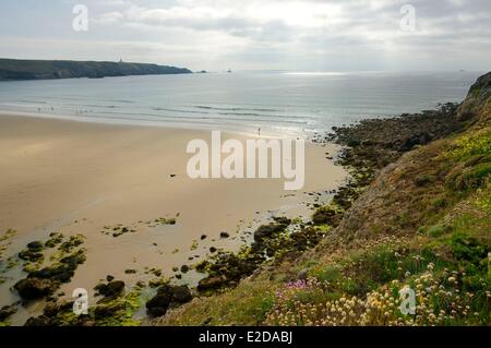 Frankreich, Finistere, Iroise-See, Plogoff, Strand der Baie des Trepasses und der Pointe du Raz im Hintergrund Stockfoto