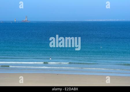 Frankreich, Finistere, Iroise-See, Plogoff, Strand der Baie des Trepasses und der La Vieille Leuchtturm Stockfoto