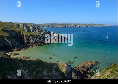 Frankreich, Finistere, Iroise-See, Plogoff, natürlichen Hafen zwischen der Baie des Trepasses und der Pointe du Van, der Pointe du Raz im Hintergrund Stockfoto