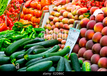 Verkauf von Gemüse auf dem Mercat de Sant Josep De La Boquería in Barcelona, Spanien Stockfoto