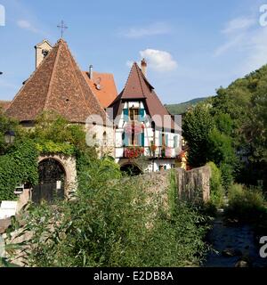 Frankreich Haut Rhin Elsass Wein Route Kaysersberg Häuser am Rande des Flusses Weiss Stockfoto