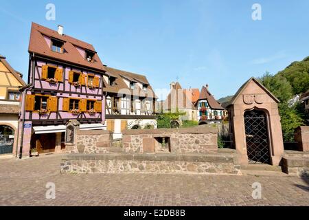 Frankreich Haut Rhin Elsass Wein Route Kaysersberg befestigte Brücke und die Häuser am Rande des Flusses Weiss Stockfoto