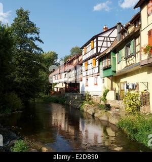 Frankreich Haut Rhin Elsass Wein Route Kaysersberg Häuser am Rande des Flusses Weiss Stockfoto