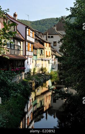 Frankreich Haut Rhin Elsass Wein Route Kaysersberg Häuser am Rande des Flusses Weiss Stockfoto