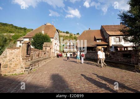 Frankreich Haut Rhin Elsass Wein Route Kaysersberg befestigte Brücke und die Häuser am Rande des Flusses Weiss Stockfoto