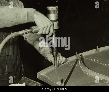 Dieses Bild zeigt das Werk Convair/General Dynamics und das Personal in den 1950er bis 1960er Jahren Das Werk war an der Produktion verschiedener Flugzeuge und Raketensysteme beteiligt, was zum Wachstum der Luft- und Raumfahrtindustrie während des Kalten Krieges beitrug. Stockfoto