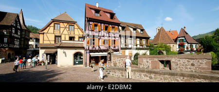 Frankreich Haut Rhin Elsass Wein Route Kaysersberg befestigte Brücke und die Häuser am Rande des Flusses Weiss Stockfoto