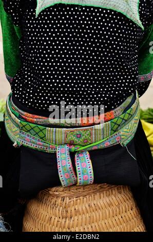 Vietnam Cao Bang Provinz Bao Lac ethnischer Minderheiten Markt Hmong Frau trägt einen Gürtel Stockfoto