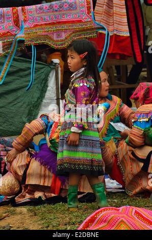 Vietnam Lao Cai Provinz Bac Ha Region Coc Ly ethnischen Markt geblüht Hmong ethnische Gruppe Menschen auf dem Markt Stockfoto