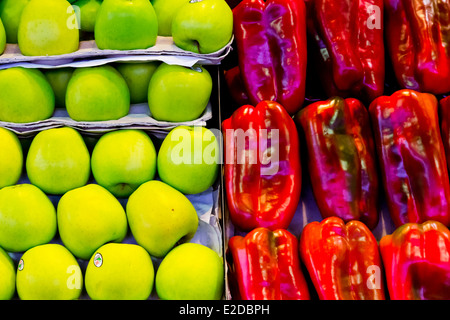 Verkauf von Gemüse auf dem Mercat de Sant Josep De La Boquería in Barcelona, Spanien Stockfoto