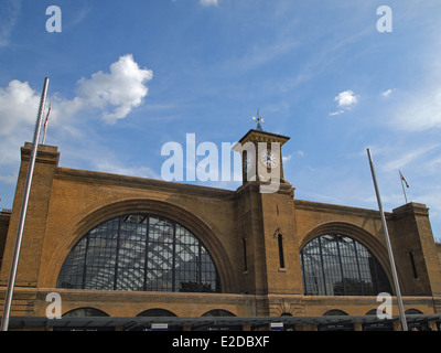Die frisch renovierte Fassade des Kings Cross Bahnhof, einem berühmten Londoner terminous. Stockfoto