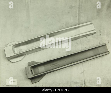 Dieses Bild zeigt das Werk Convair/General Dynamics und seine Mitarbeiter, die in den 1950er und 1960er Jahren eine wichtige Rolle bei der Produktion von militärischen und zivilen Flugzeugen spielten und in dieser Zeit zur Luft- und Raumfahrtindustrie beitrugen. Stockfoto