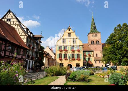 Frankreich Haut Rhin Turckheim Place Turenne das Rathaus und die Kirche Stockfoto