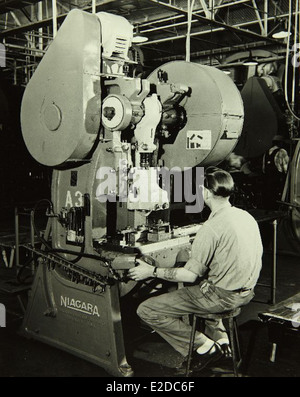 Foto mit Personal und Betrieb im Convair/General Dynamics-Werk. Diese Fabrik spielte eine bedeutende Rolle in der Luft- und Raumfahrtindustrie und produzierte Mitte des 20. Jahrhunderts militärische und zivile Flugzeuge. Stockfoto