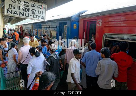 Central Province, Nuwaraelyia Bezirk, Nanu Oya, Sri Lanka, Railway station, geht und kommt von Reisenden auf eine Quay(Plattform) Stockfoto