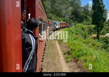 Nanu Oya, Eisenbahnlinie des höchsten Berges der Insel zwischen Colombo und Badula, Passagiere in Türen und Fenster eines Zuges, Nuwaraelyia District, Central Province, Sri Lanka Stockfoto