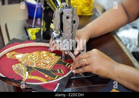 Sri Lanka, Central Province, Kandy Bezirk, Kandy, Workshop von Batiken, Stickerei im Laufe des Jahres Gold in der Nähmaschine Stockfoto