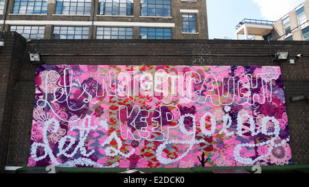 Handgemachte Billboard Olek Straßenkunst 'Nicht gefangen nehmen wir halten geht's' Brick Lane in Shoreditch London E2 KATHY DEWITT Stockfoto