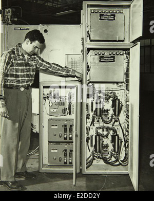 Dieses Foto zeigt den Betrieb im Werk Convair/General Dynamics und unterstreicht die Rolle des Werks bei der Entwicklung modernster Luft- und Raumfahrttechnologien für militärische und zivile Zwecke. Stockfoto