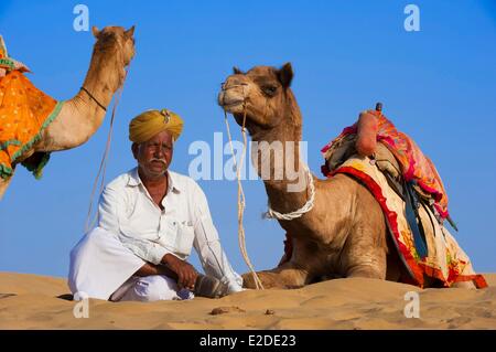 Indien Rajasthan state Jaisalmer Rajput Nomaden mit ihren Kamel-Karawane in der Wüste Thar Stockfoto